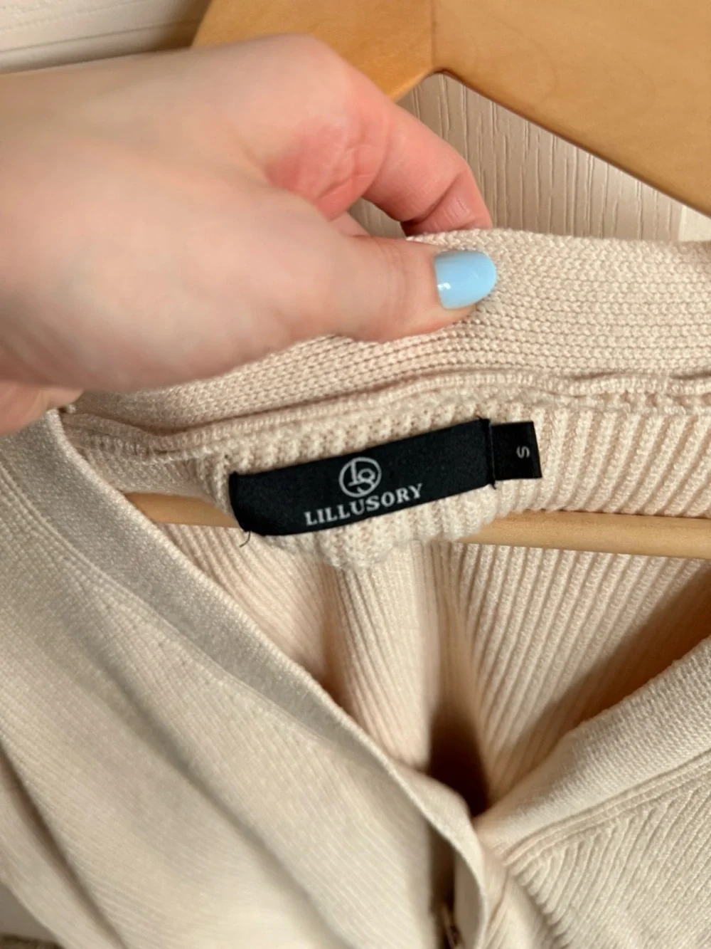 Amazon Ivory V-Neck Button Ribbed Cardigan - Picture 3 of 3